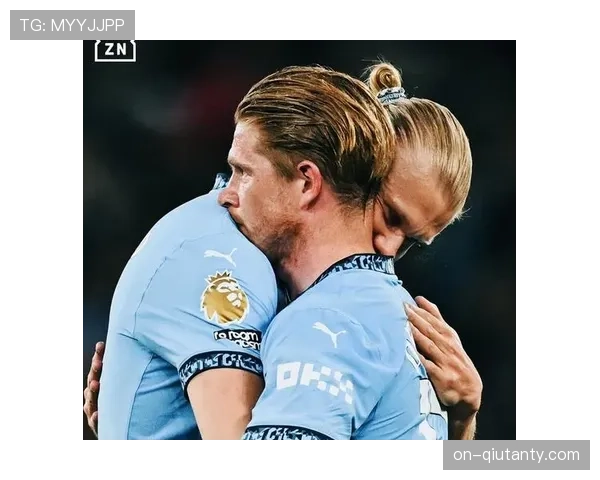 镜头:伊蒂哈德球场雨战中,德布劳内为年轻队友整理球袜 镜头:伊蒂哈德球场雨战中,德布劳内为年轻队友整理球袜