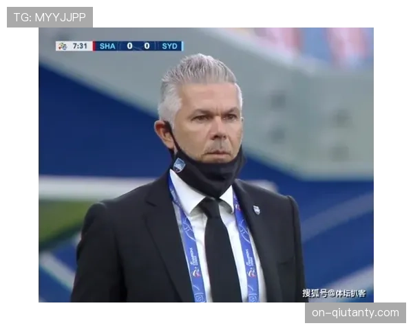 伊蒂哈德球场因球迷投掷杂物比赛中断五分钟